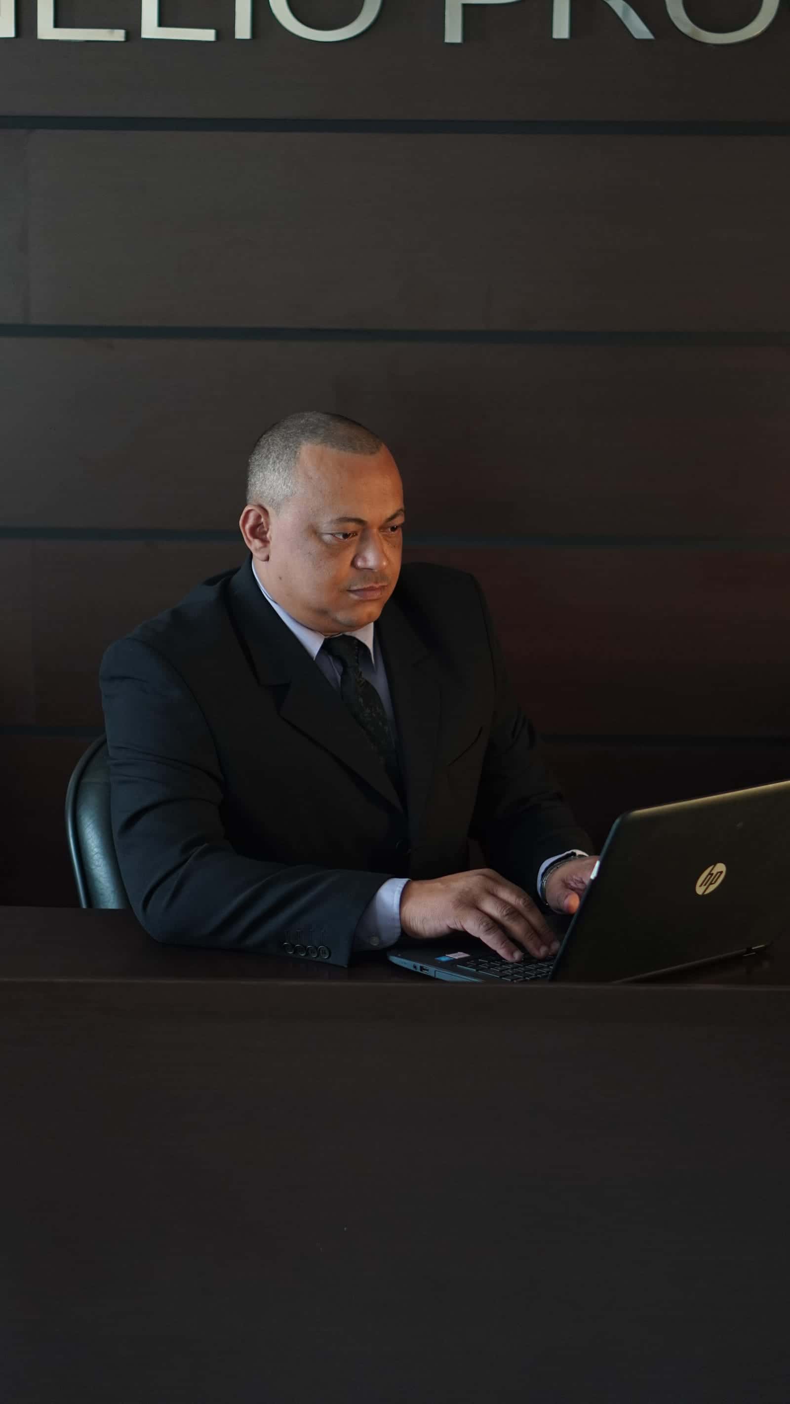 Dr. Edenilson Maria de Souza, advogado, trabalhando em um notebook